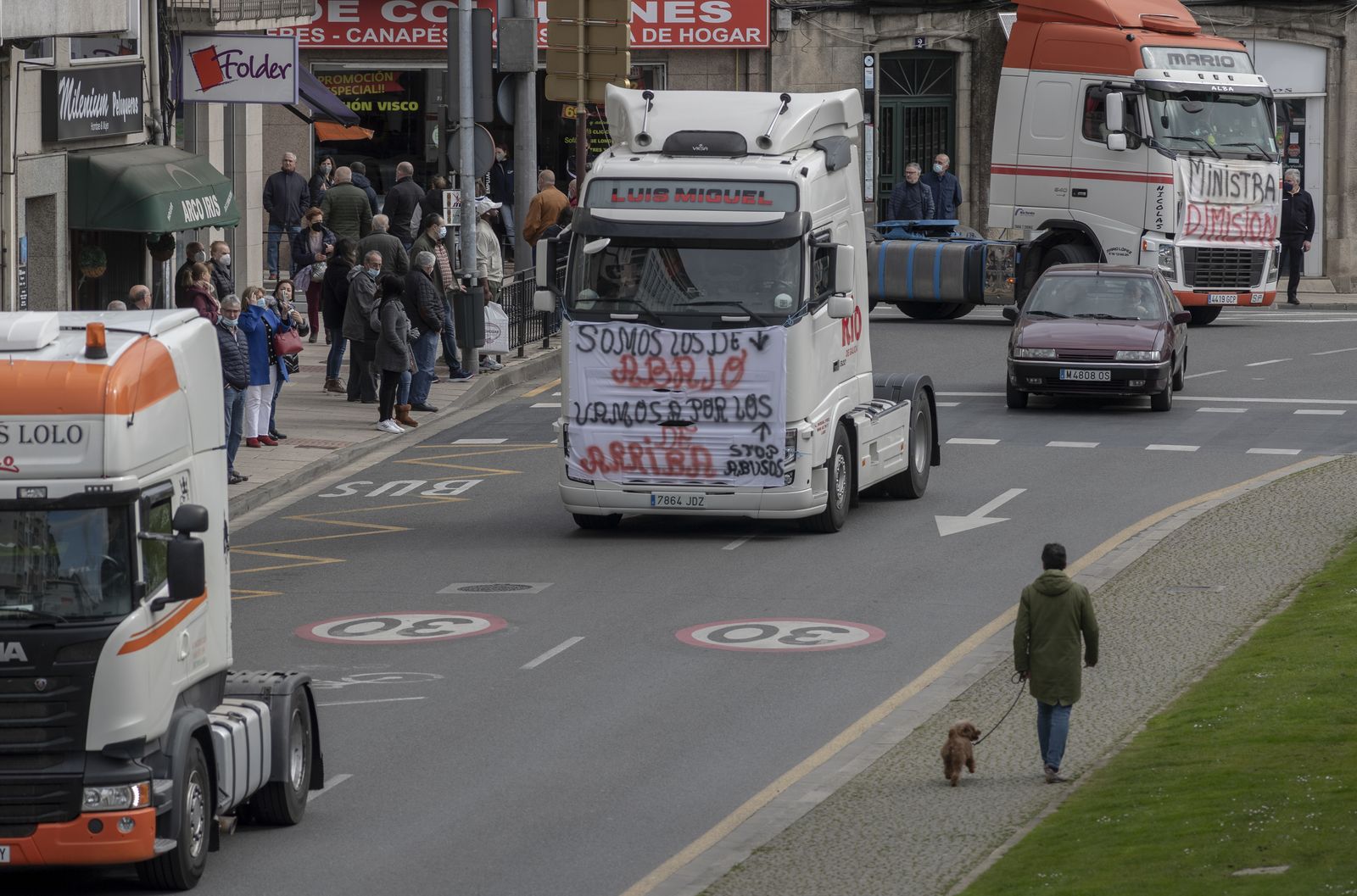 Unos mil transportistas se manifiestan a pie por las calles de Lugo