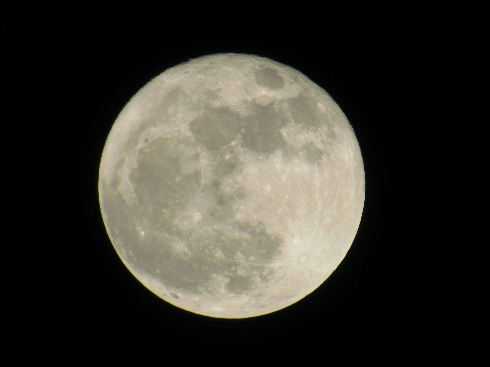 Luna llena con fondo negro