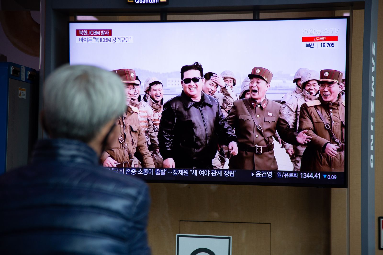 Corea del Norte muestra en TV el lanzamiento de su nuevo misil ICBM