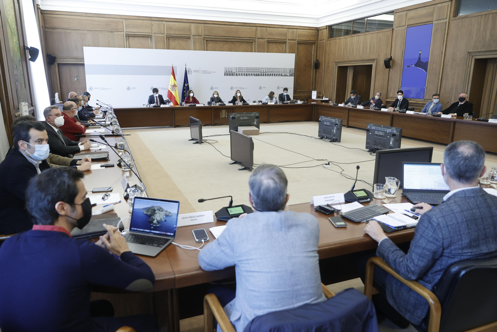 Gobierno y transportistas cierran un pacto de madrugada con la rebaja en carburante