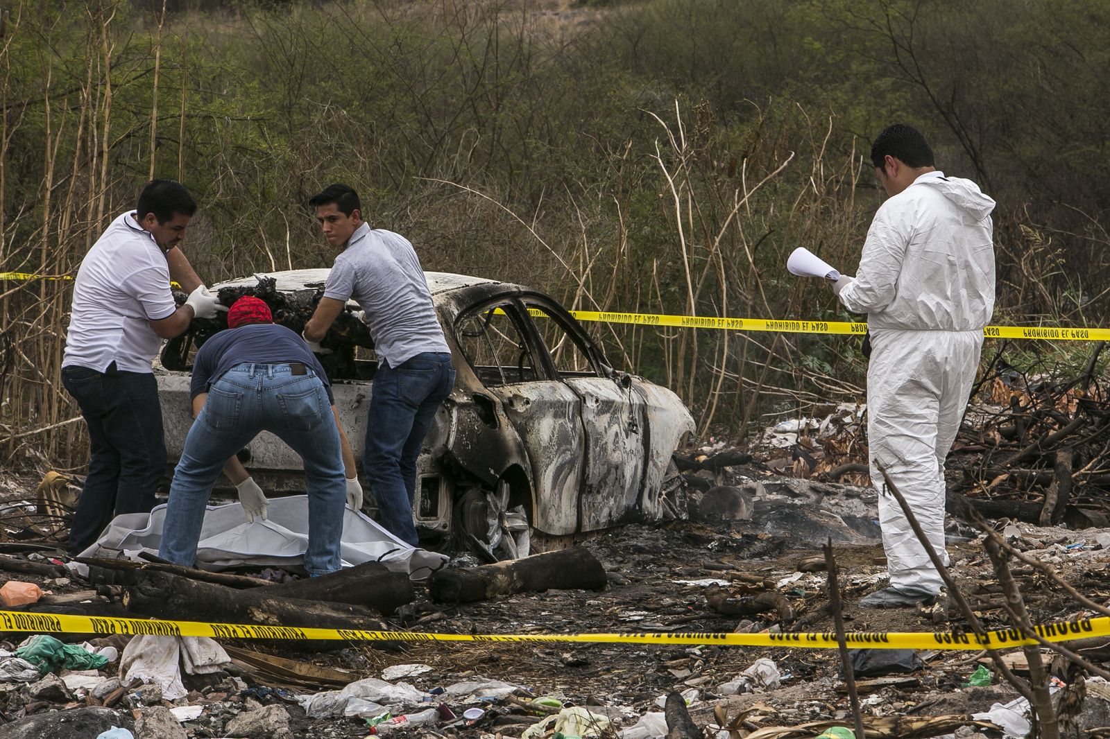 Hallan siete cuerpos calcinados dentro de un vehículo en el centro de México