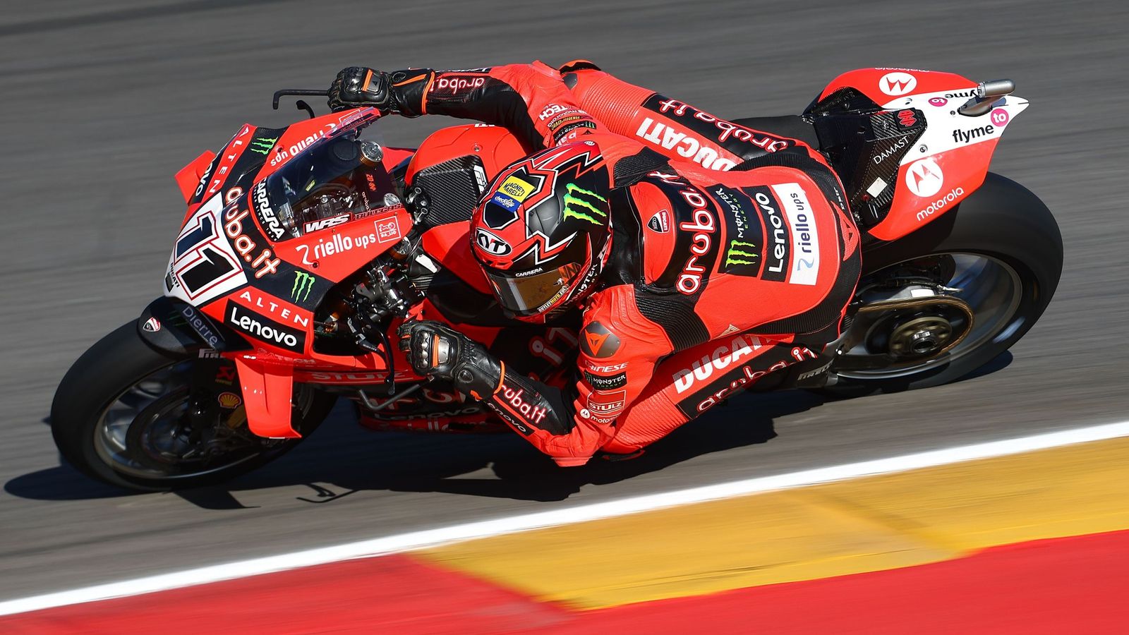 Razgatlıoğlu y Bulega en acción en la carrera del sábado en Motorland Aragon