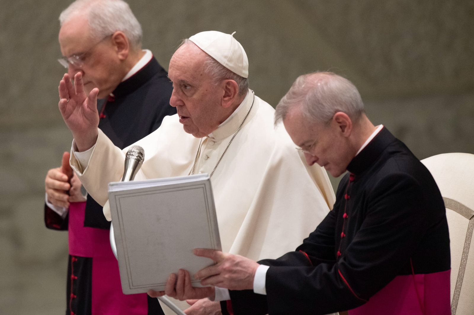 El papa siente "vergüenza" porque se quiere gastar el 2 % del PIB en armas