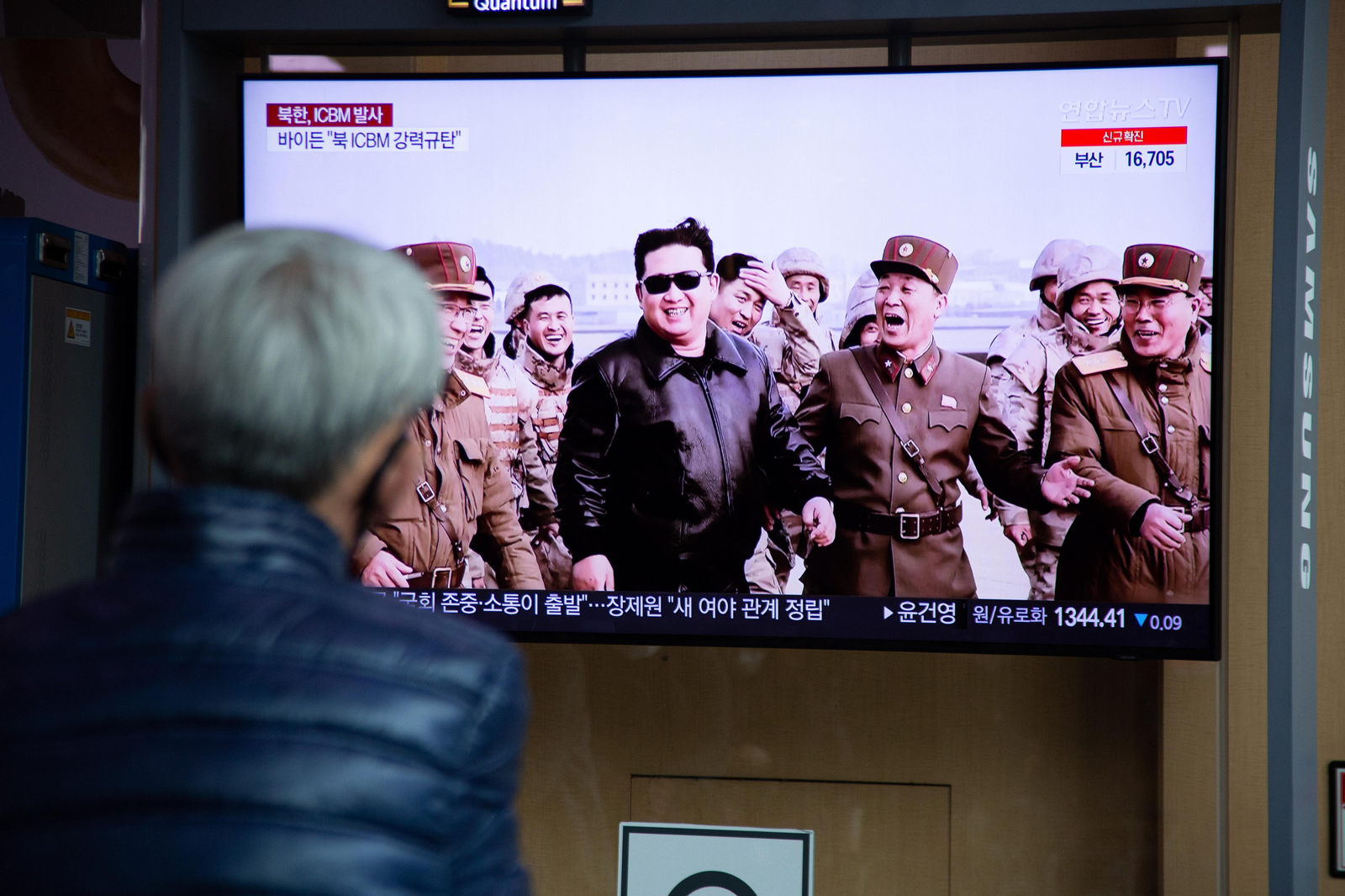 Corea del Norte muestra en TV el lanzamiento de su nuevo misil ICBM