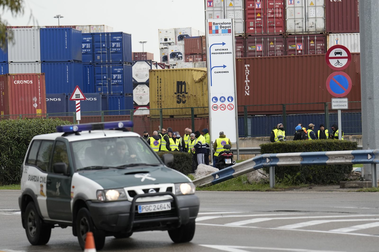 Decenas de transportistas en huelga se concentran en la Zona Franca de Barcelona