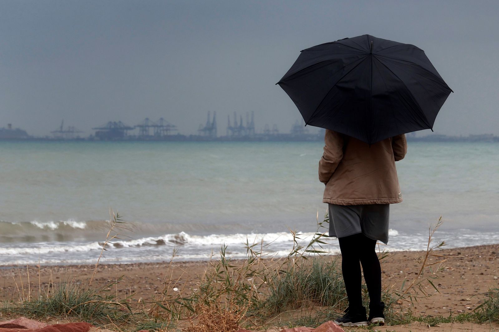 Mañana, jornada nubosa o cubierta con lluvias en casi todo el país