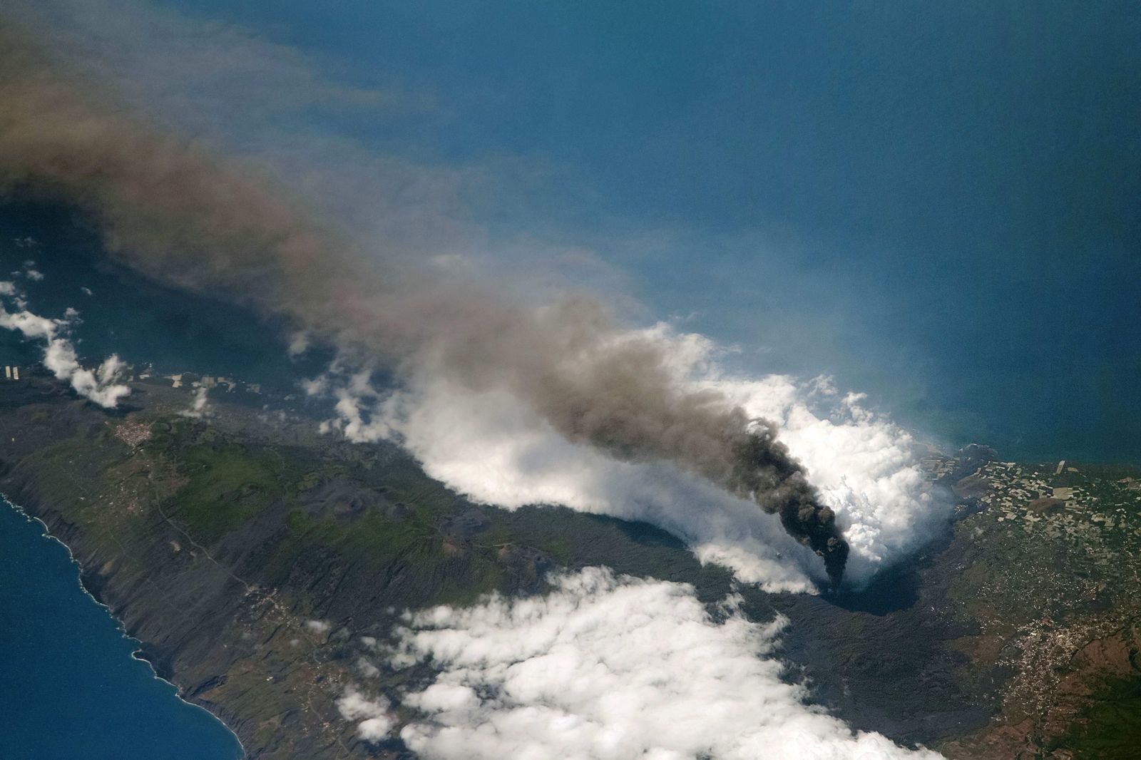 Una imagen del volcán de Cumbre Vieja opta a la mejor foto terrestre de la NASA